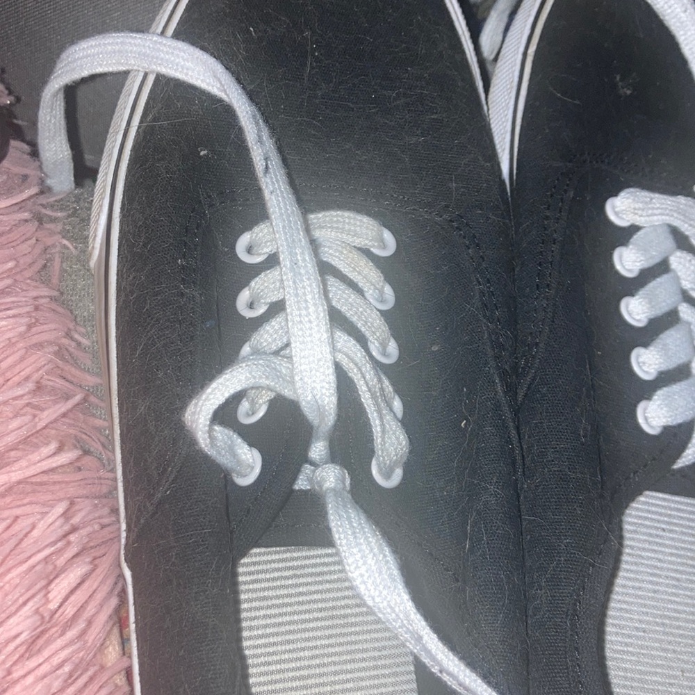 Don't  need  them and they are brand new without tags and they look like  vans